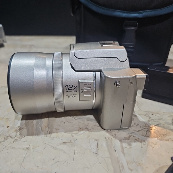 Panasonic LUMIX DMC-FZ10 digital camera W/ Bag, 2gb Memory Card TESTED W… - Picture 7 of 15